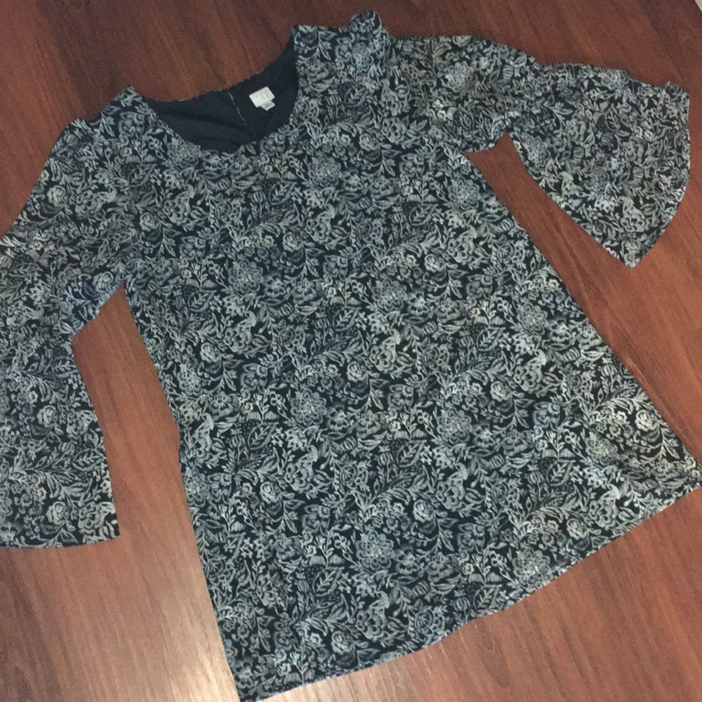 ✨3 for $20 Sale✨long sleeve dress w/ bell sleeves